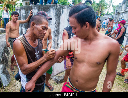 Filippino uomini hanno colpito themselve il Venerdì Santo al cimitero di Gasan, Marinduque Island, Filippine Foto Stock