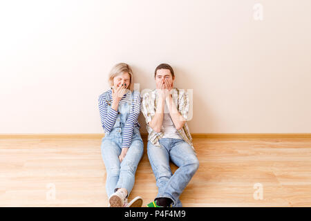 Foto di stanca l uomo e la donna seduta sul pavimento Foto Stock