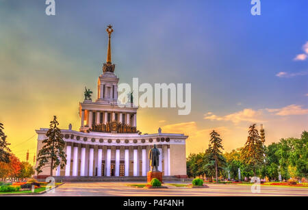 Il padiglione centrale del All-Russia al centro esposizioni di Mosca, Russia Foto Stock