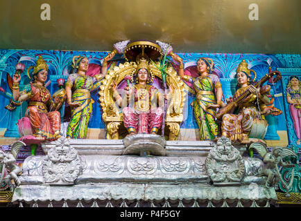 Statue nel tempio di Sri Veeramakaliamman in Little India, Singapore Foto Stock