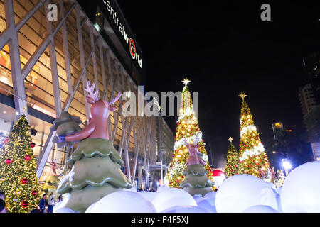 BANGKOK, Tailandia - 21 novembre 2017: Buon Natale e Felice Anno Nuovo 2018 evento è che mostra un CentralWorld, il popolare e il grande centro commerciale in Foto Stock