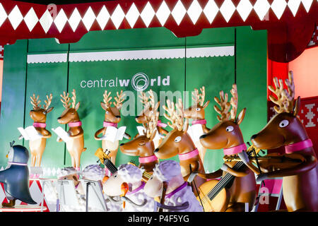 BANGKOK, Tailandia - 21 novembre 2017: Buon Natale e Felice Anno Nuovo 2018 evento è che mostra un CentralWorld, il popolare e il grande centro commerciale in Foto Stock