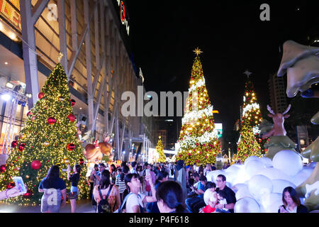 BANGKOK, Tailandia - 21 novembre 2017: Buon Natale e Felice Anno Nuovo 2018 evento è che mostra un CentralWorld, il popolare e il grande centro commerciale in Foto Stock