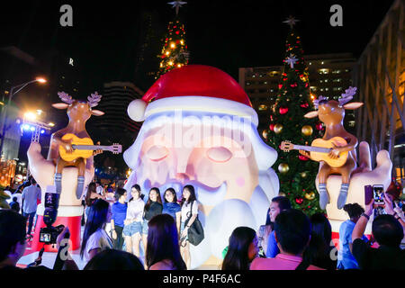 BANGKOK, Tailandia - 21 novembre 2017: Buon Natale e Felice Anno Nuovo 2018 evento è che mostra un CentralWorld, il popolare e il grande centro commerciale in Foto Stock