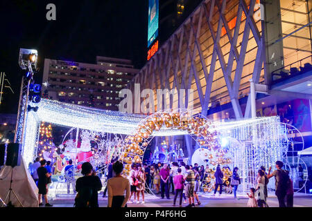 BANGKOK, Tailandia - 21 novembre 2017: Buon Natale e Felice Anno Nuovo 2018 evento è che mostra un CentralWorld, il popolare e il grande centro commerciale in Foto Stock