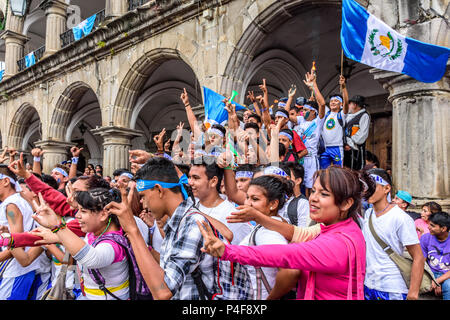 Antigua Guatemala - Settembre 14, 2015: locali allegria in strade con bandiere guatemalteco e torce accese sul Guatemala Giorno Di Indipendenza Foto Stock