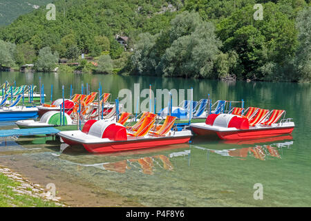 Barche pedalò sul Lago di Scanno, Italia Foto Stock