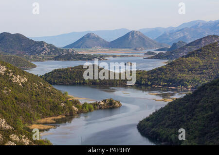 Il fiume Crnojevica come esso si snoda verso il Lago di Scutari Foto Stock