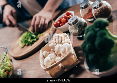 Tagliate il colpo di taglio uomo ingredienti durante la cottura di insalata di verdure Foto Stock