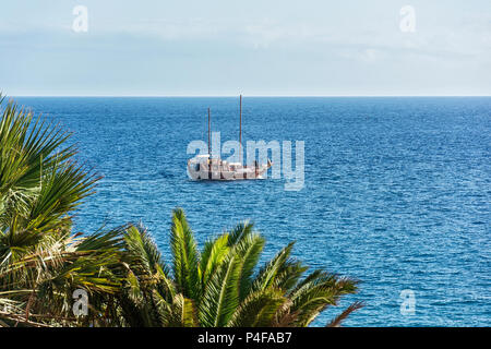 Spagna, Tenerife-September 11, 2017: seascape. Imbarcazioni da diporto stilizzata come una nave pirata sullo sfondo del mare orizzonte Foto Stock