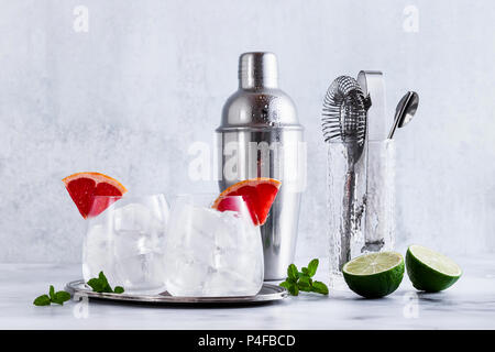 Accessori bar sul tavolo e due bicchieri di ghiaccio. Gli strumenti per il ristorante Foto Stock