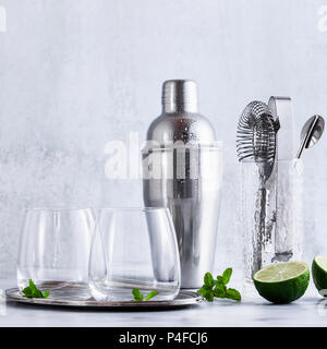 Accessori bar sul tavolo e due bicchieri di ghiaccio. Gli strumenti per il ristorante Foto Stock