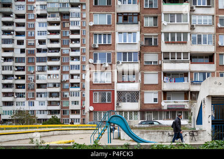 Sofia, Bulgaria, edificio prefabbricato e di un parco giochi per bambini Foto Stock