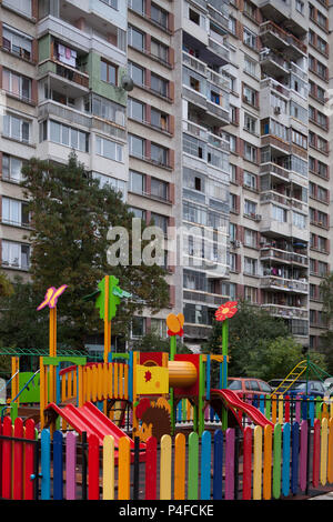 Sofia, Bulgaria, edificio prefabbricato e di un parco giochi per bambini Foto Stock