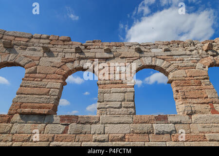 Quattro archi isolato chiamato "l'ala" presso l'Arena di Verona sono gli ultimi pezzi rimanenti della massima cerchio nell'anfiteatro romano Foto Stock