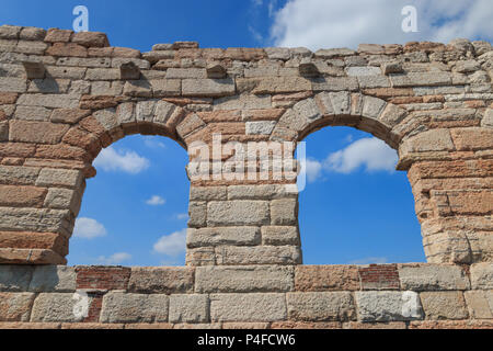 Quattro archi isolato chiamato "l'ala" presso l'Arena di Verona sono gli ultimi pezzi rimanenti della massima cerchio nell'anfiteatro romano Foto Stock