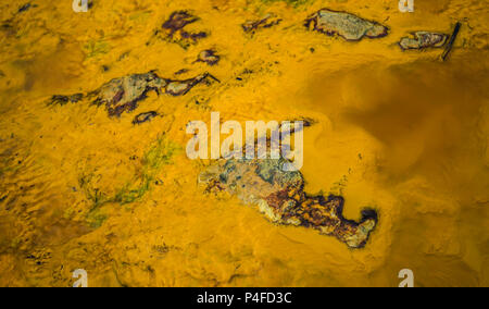 Acque Gialle con pietre colorate. acqua tinte di giallo e arancione da rame sul terreno. Acque di acido utilizzato nello studio per rilevare la vita su Marte Foto Stock