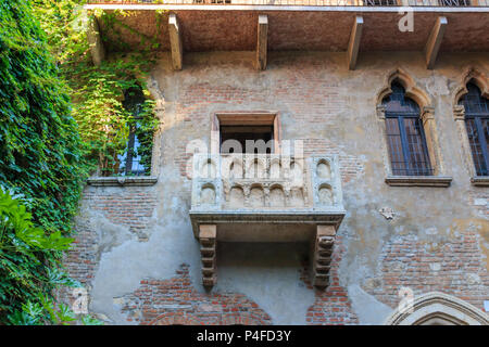 Balcone della casa di Giulietta è un importante punto di riferimento e di attrazione turistica di Verona, Italia Foto Stock