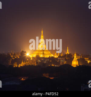 Shwedagon pagoda di notte a Yangon, Myanmar. Foto Stock