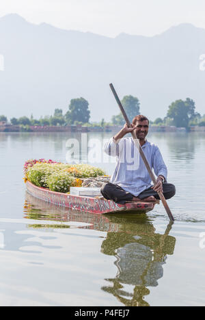 Srinagar, India - 15 Giugno 2017: Non identificato uomo del Kashmir che vendono fiori dalla sua barca sul Dal lago a Srinagar, Jammu e Kashmir in India. Foto Stock