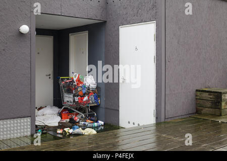 Berlino, Germania, una persona senza dimora di sonno sulla Piazzetta al Kulturforum in Berlin-Tiergarten Foto Stock