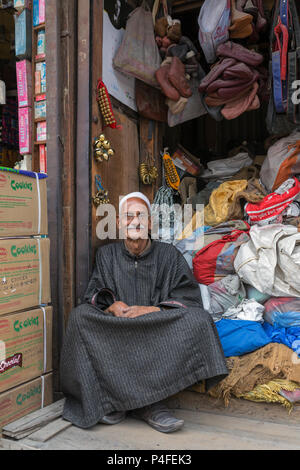 Srinagar, India - 15 Giugno 2017: Un ritratto di un non ben identificato del Kashmir uomo musulmano che indossa il vestito tradizionale chiamato Phiran, Srinagar, Jammu e Kash Foto Stock