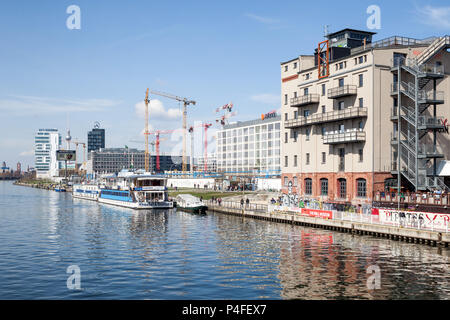 Berlino, Germania, gli edifici di nuova costruzione e Spreespeicher sul Mediaspree a Berlino-friedrichshain Foto Stock
