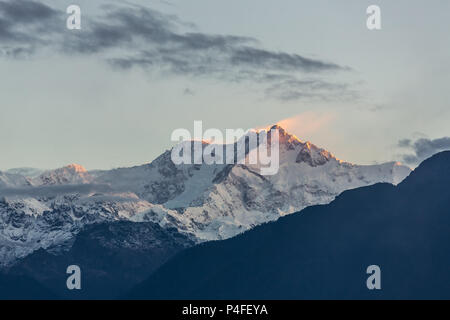 Kangchenjunga mountain a sunrise vista dall'ortografia in Sikkim, India. Kangchenjunga è la terza più alta montagna del mondo. Foto Stock