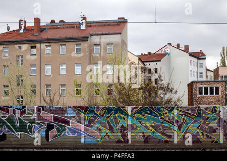 Berlino, Germania, nel cortile e graffiti presso la stazione della S-Bahn Muellerstrasse in Berlin-Wedding Foto Stock