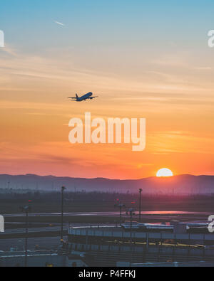 Tramonto all'Aeroporto Internazionale di Vienna Foto Stock