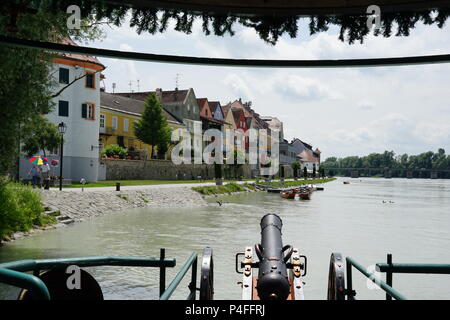 Vista dalla birreria Nave di Schärding, Kanonenbräu, Brauereischiff, Schärding, fiume Inn, Innviertel, Austria, Europa Foto Stock