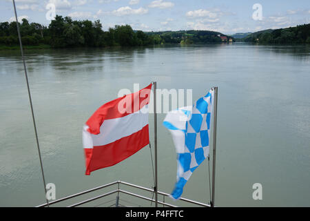 Bandiera dell'Austria e Baviera,vista Vornbacher Enge, sulla sinistra Vornbach Abbey, Vornbach, viaggio in barca da Schärding Foto Stock