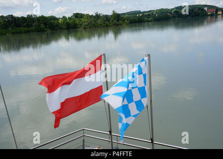 Bandiera dell'Austria e Baviera,vista Vornbacher Enge, sulla sinistra Vornbach Abbey, Vornbach, viaggio in barca da Schärding Foto Stock