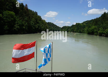 Bandiera dell'Austria e Baviera,vista Vornbacher Enge, viaggio in barca da Schärding a Passau sul fiume Inn, Austria e Germania, Europa Foto Stock