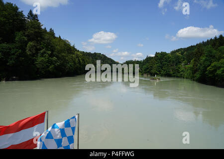 Bandiera dell'Austria e Baviera, Vornbacher Enge, viaggio in barca da Schärding a Passau sul fiume Inn, Austria e Germania, Europa Foto Stock