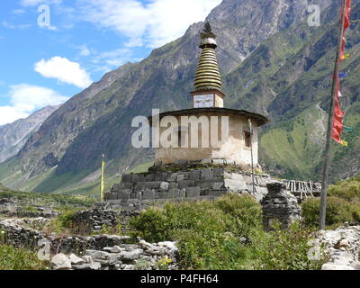 Stupa vicino villaggio sul Nilo - bellissimo edificio buddista - Il Manaslu e Tsum Valley trek in Nepal Foto Stock