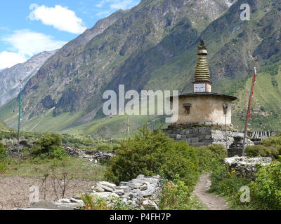 Stupa vicino villaggio sul Nilo - bellissimo edificio buddista - Il Manaslu e Tsum Valley trek in Nepal Foto Stock