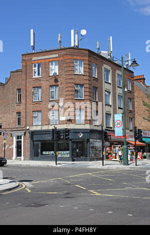 Norwood Road, Londra Sud, Regno Unito. Una strada commerciale tra Tulse Hill e West Norwood. Mostra antenne di telefonia mobile su un edificio residenziale. Foto Stock