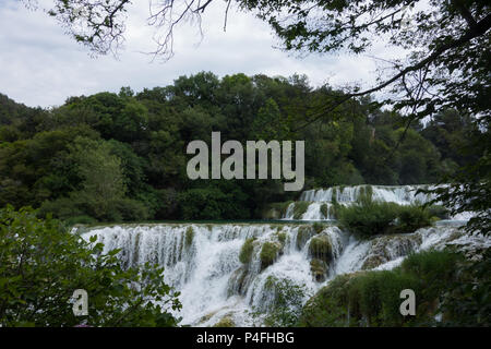 Una vista di una delle tante cascate nel parco nazionale di Krka, Croazia Foto Stock