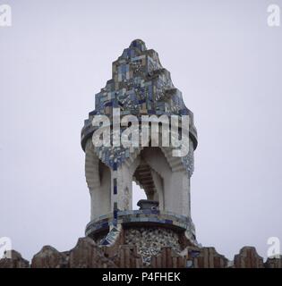 LINTERNA DECORADA CON TRENCADIS O AZULEJO TROCEADO- 1884-87. Autore: Antoni Gaudí (1852-1926). Posizione: Finca Güell, Barcelona, Spagna. Foto Stock