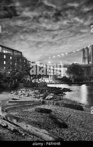 Sotto il ponte di Brooklyn, Dumbo lato dell'East River, New York, Stati Uniti d'America. Foto Stock