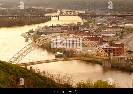 West End bridge e magazzini sulla Chateau di vicinato e dei ponti che attraversano il fiume Ohio, Pittsburgh, Pennsylvania, STATI UNITI D'AMERICA Foto Stock