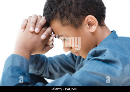 Vista laterale del pensieroso african american ragazzo adolescente con le mani nel bloccare Foto Stock