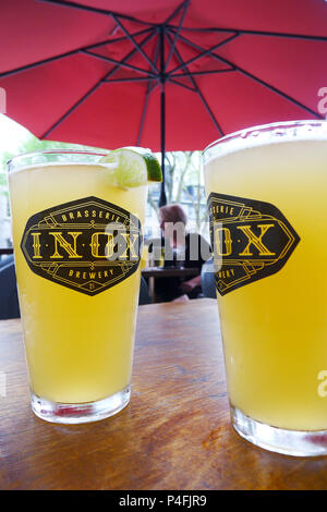 Due pinte di birra di grano su un tavolo presso il pub Inox sulla Grande Allée nella città di Québec Foto Stock