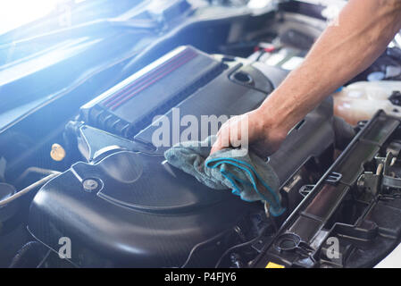 La pulizia meccanica auto motore Foto Stock