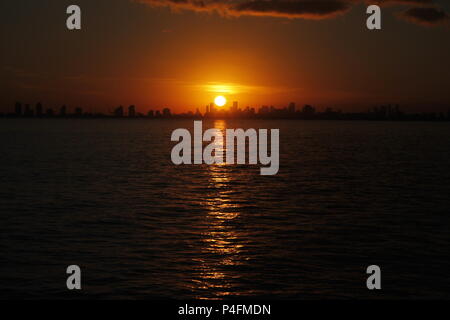 Tramonto sulla skyline di Miami da una nave da crociera. Foto Stock