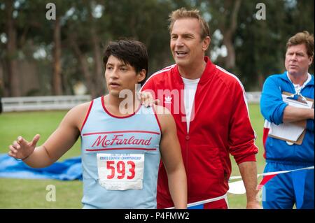 Pellicola originale titolo: MCFARLAND, STATI UNITI D'AMERICA. Titolo inglese: MCFARLAND, STATI UNITI D'AMERICA. Regista: NIKI CARO. Anno: 2015. Stelle: Kevin Costner; CARLOS PRATTS. Credito: Walt Disney Pictures / Album Foto Stock