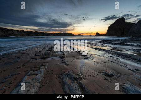 Paesaggio notturno in spiaggia Portio. Liencres. Cantabria. Spagna. Foto Stock