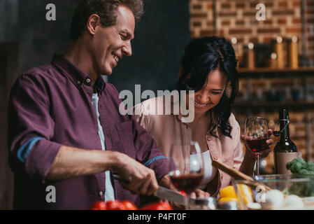 Felice di mezza età coppia multietnica di cucinare la cena insieme Foto Stock