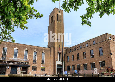 Hornsey Town Hall, progettato in stile modernista da Reginald Uren e costruito nel 1935, ora casa e art center, Crouch End, London, Regno Unito Foto Stock